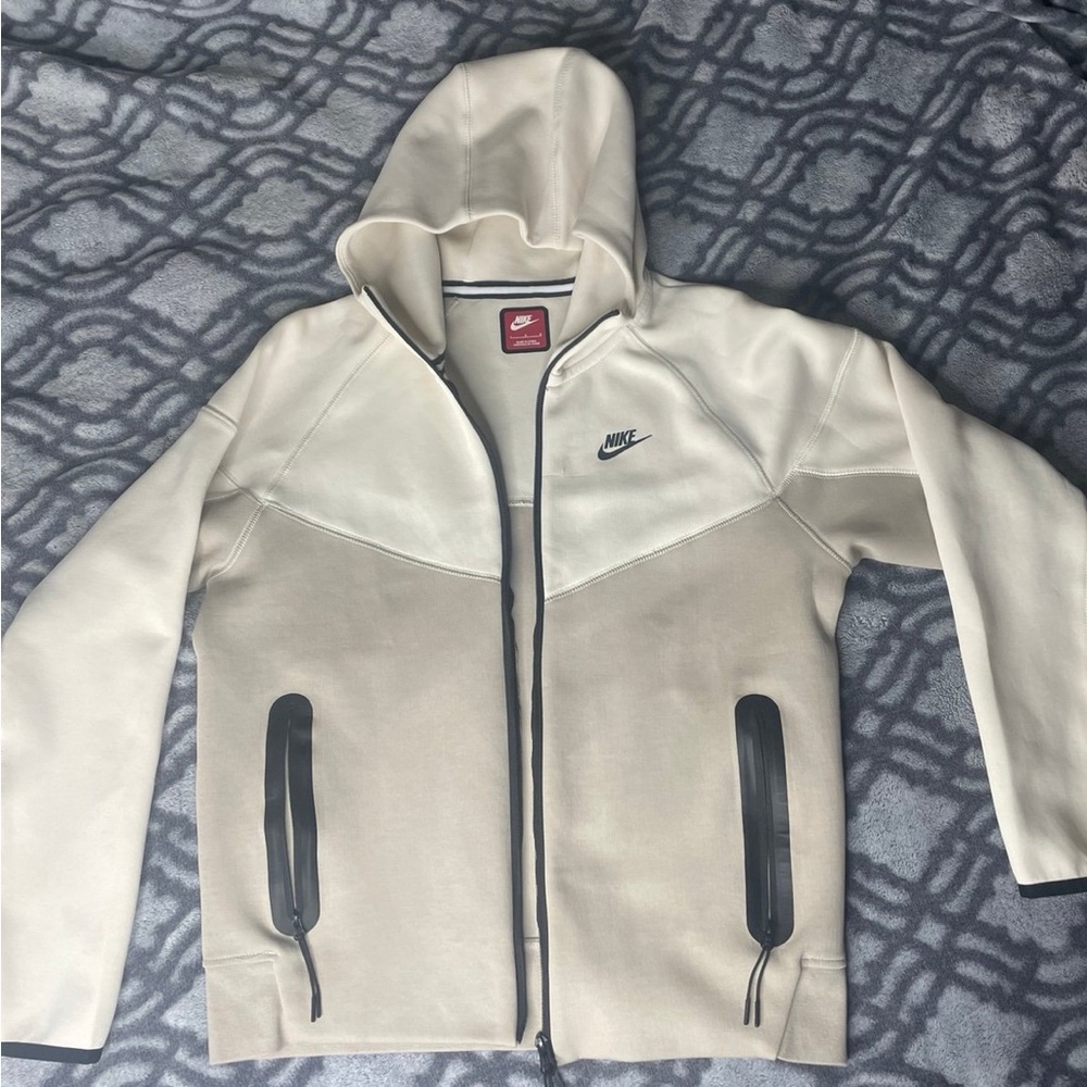 Nike Two-Tone Beige and Cream Tech Set